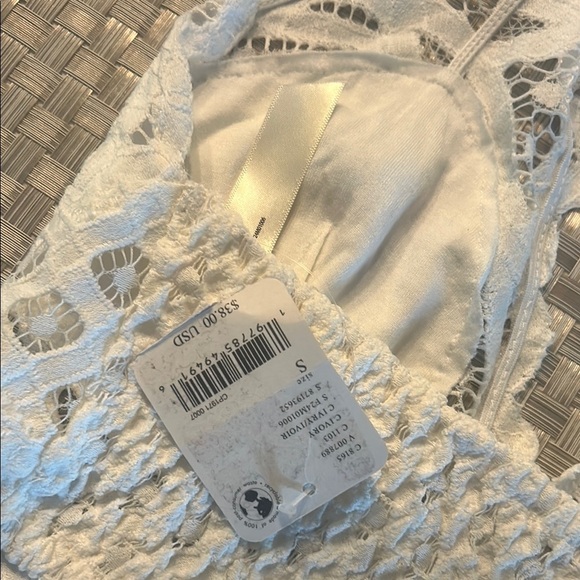 Elegant White Lace Bralette - Picture 4 of 4